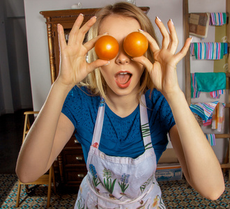 有趣的女孩，用手中的西红柿