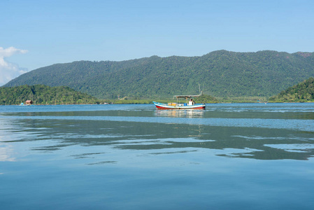 小木船上水与山背景