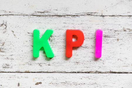 word Kpi 中的彩色字母 关键性能指标缩写 旧白色木质背景