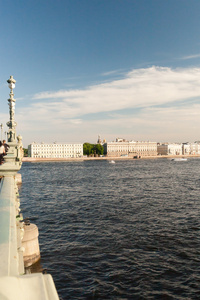 在夏季的一天中查看的路堤圣圣彼得堡市