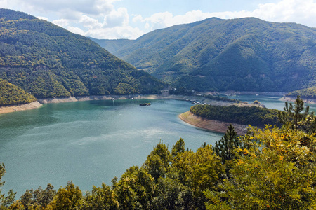 保加利亚普罗夫迪夫 Rhodope 山 Vacha 大坝周围的绿色丘陵