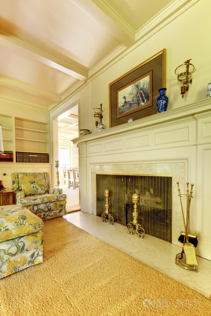 客厅与石头装饰壁炉