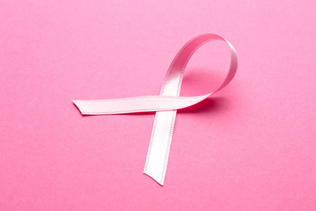 在彩色背景上的粉红丝带。乳房癌概念