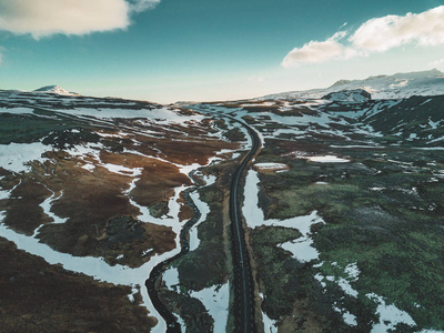 空中无人机照片的空湖和街道高速公路1与一个巨大的山 Snaefellsjokull 在距离, 雷克雅未克, 冰岛