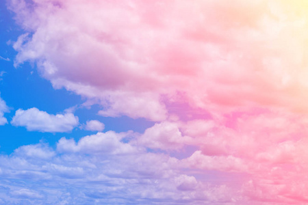 柔和的彩色云彩和天空与太阳光, 柔和多云以梯度柔和的颜色背景。暑期理念