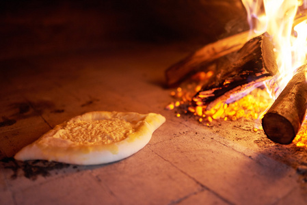 在烤箱用燃烧的柴火煮熟的生阿 khachapuri