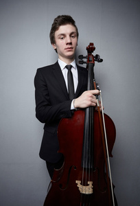 大提琴的年轻人