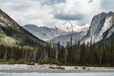 碧玉国家公园 Maligne 湖周边山峰全景