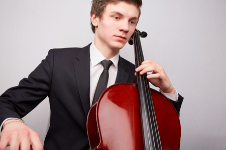 年轻男子演奏大提琴