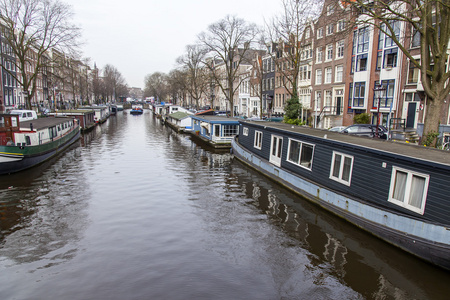 阿姆斯特丹，荷兰在 2016 年 3 月 31 日。典型的城市景观。通道和 Xvii Xviii 建设基堤上建筑
