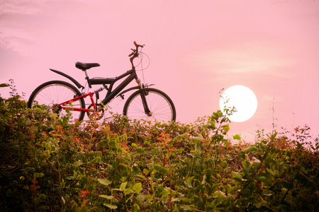 色彩斑斓的天空与日落的山地自行车