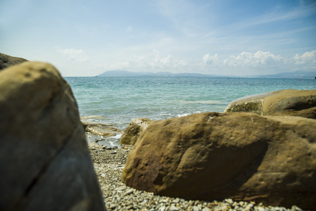 海洋 海岸和石头。在阳光海景