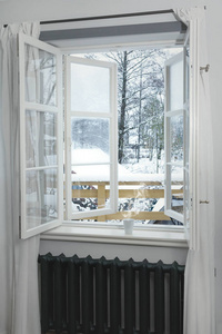 霜冻和下雪天在窗台上的热饮料杯