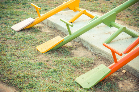 滑滑梯,秋千,跷跷板在现代操场上