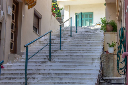 透视干净的旧楼梯白色拍摄。照片拍摄于希腊的 Lesvos