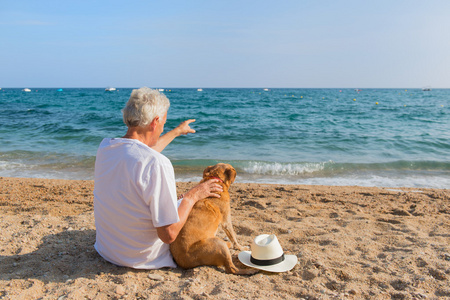 地平线幽默老人与狗在沙滩上照片