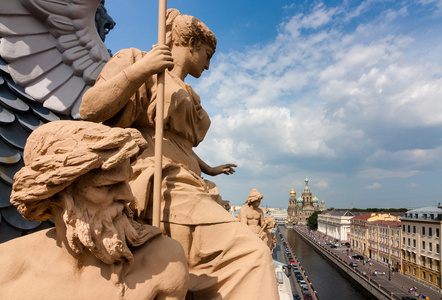 血之救世主教堂屋顶上的视图那里有美丽的雕塑，在圣彼得斯堡