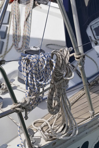意大利，西西里岛，地中海，帆船在港口，绞车和航海绳索