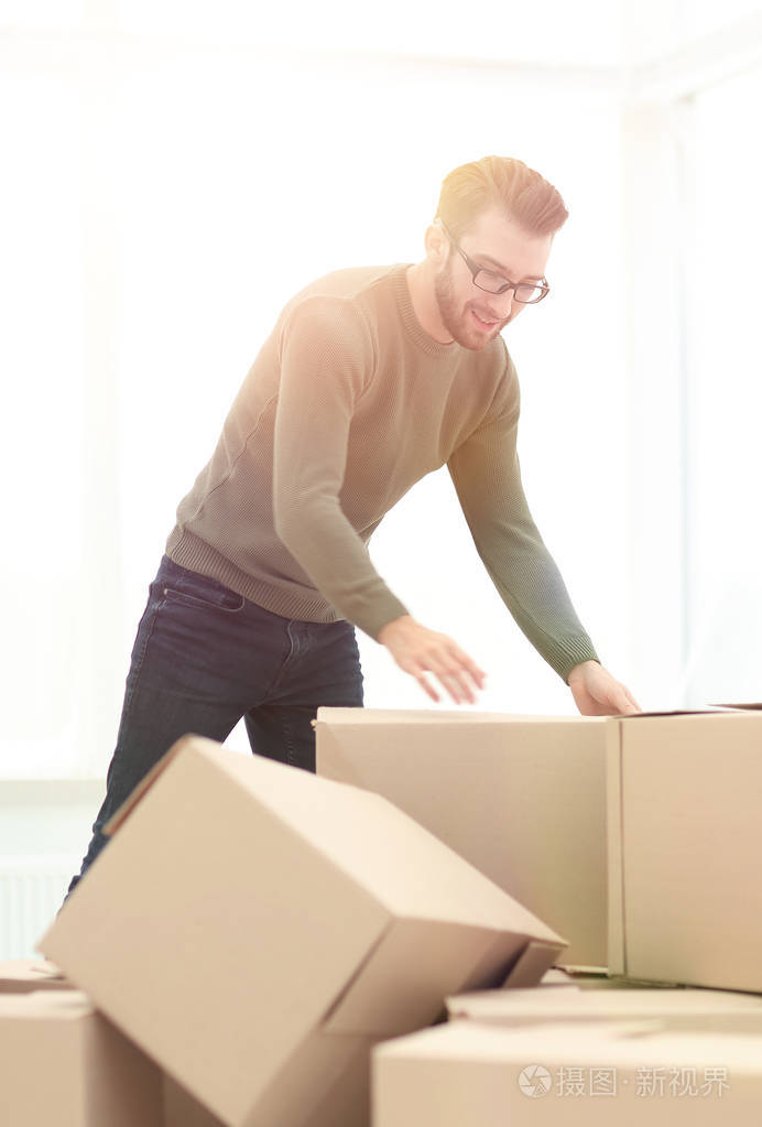 自信的人打开新房子的箱子