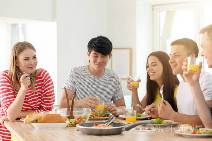 餐桌上的朋友吃饭照片-正版商用图片0r9s9s-摄图新视界