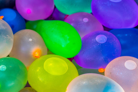 许多明亮和五颜六色的水气球关闭