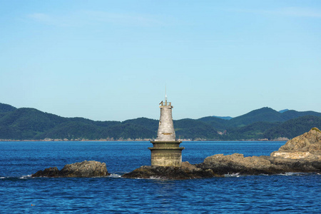 岩石海岸边与灯塔