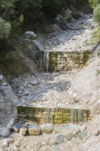 小瀑布在石头上的水平建设