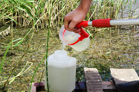 取水样品进行实验室测试。水纯度环境生态学的概念分析