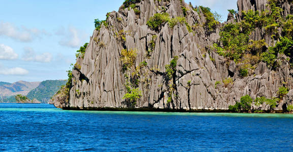从一艘船在菲律宾蛇岛附近 el nido 巴拉望岛美丽全景海岸线的海和岩石