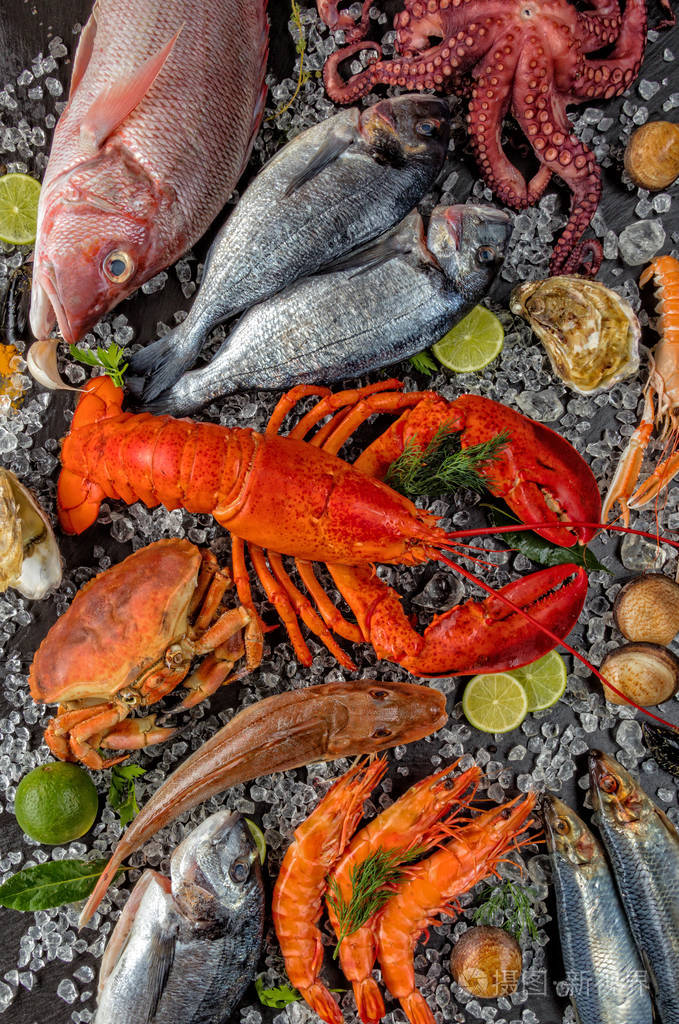 许多种类的海鲜,在碎冰上