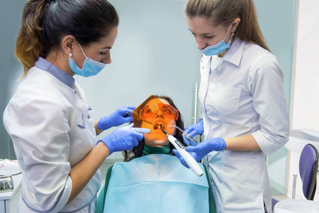 牙科医生使用光固化图片