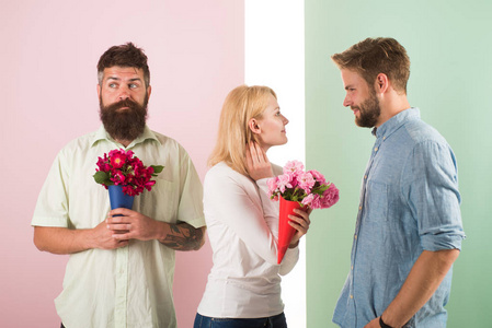 女孩微笑作出了她的选择 女孩受欢迎受到很多男性的关注 心碎的概念 男人竞争的花束花尝试征服女孩 女人快乐带花束 花浪漫礼物照片 正版商用图片0pcpoq 摄图新视界