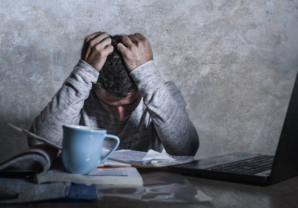 书记事本和笔记本电脑在家里办公桌上感到不知所措和绝望准备考试累了