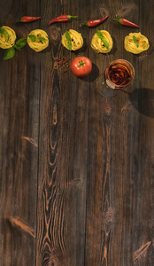 干燥的面条在木制的桌子上的红酒。文本的空间