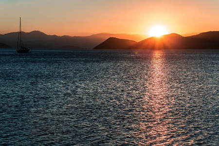 船在海上山