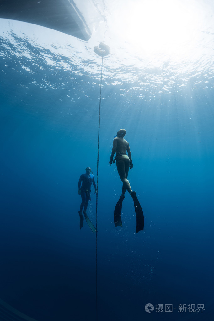 潜水员在水中游动