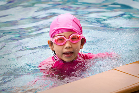 小小的水微笑的孩子女孩游泳在水池里照片