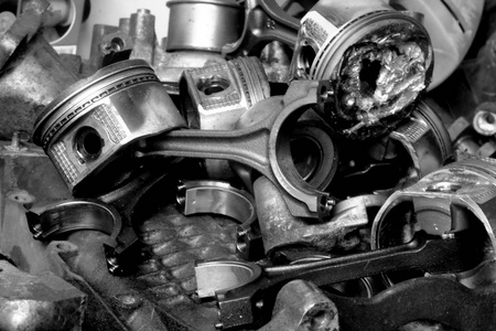 金属活塞从马达和零件分散在车库修理汽车修理, 主题修理汽车
