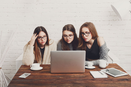 三个年轻女性朋友的笔记本电脑