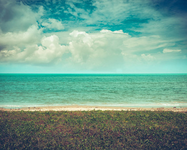 海滩景观。美丽的蓝天和多云的海面。宁静的自然背景。夏季白天户外阳光明媚