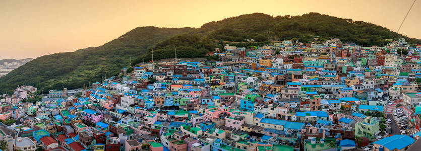位于韩国釜山的 Gamcheon 文化村美丽日落