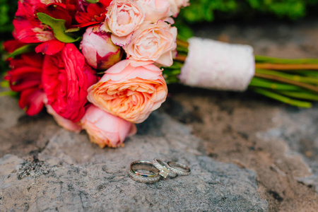 在鲜花上的结婚戒指