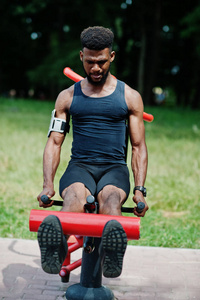 非裔美国男性运动员体育男子与运行的运动手臂的情况下, 手机, 做演习的街头锻炼模拟器