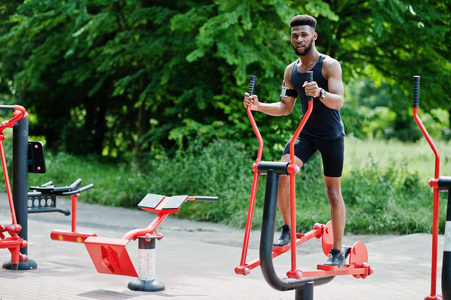 人运动员女子做一些伸展运动热身前运行短跑运动员为开始做准备运行在