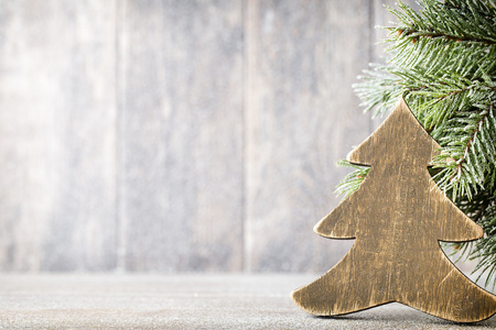 圣诞节 fir 分支和装饰，木制的背景