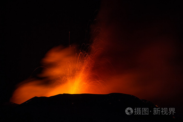 夜行埃特纳火山喷发
