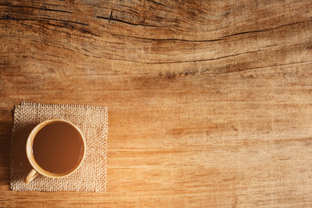 每天早上喝咖啡的老木桌上