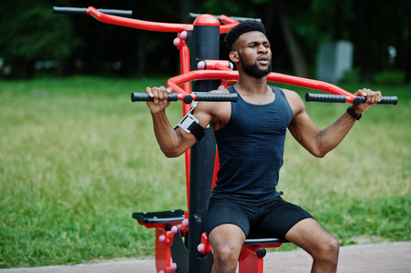 非裔美国男性运动员体育男子与运行的运动手臂的情况下, 手机, 做演习的街头锻炼模拟器
