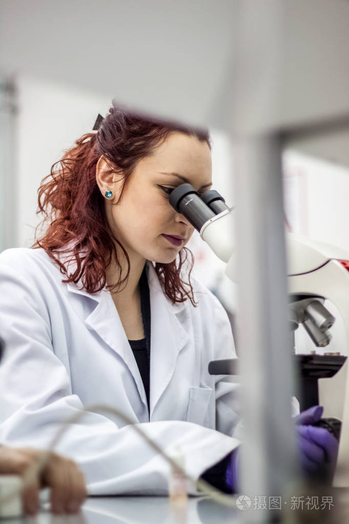 一位女医学或科学研究员或女医生看