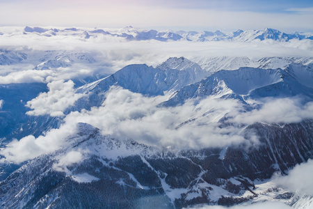 冬山的全景视图